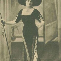 Herren in Damenkleidern um 1900