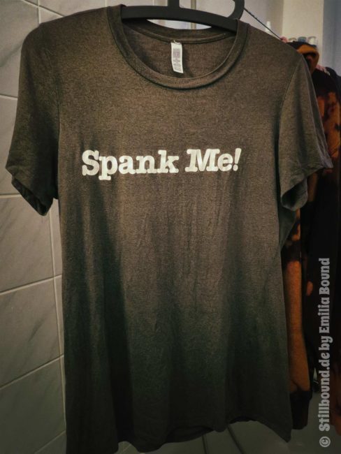 Foto T-Shirt mit Aufschrift "Spank Me!"