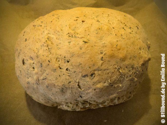Selbstgebackenens Brot mit Kräutern