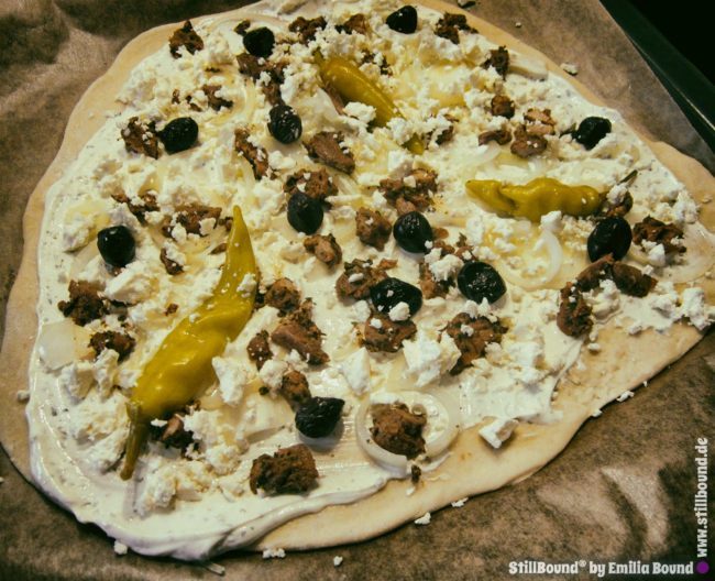 Foto Backblech mit griechischer Pizza