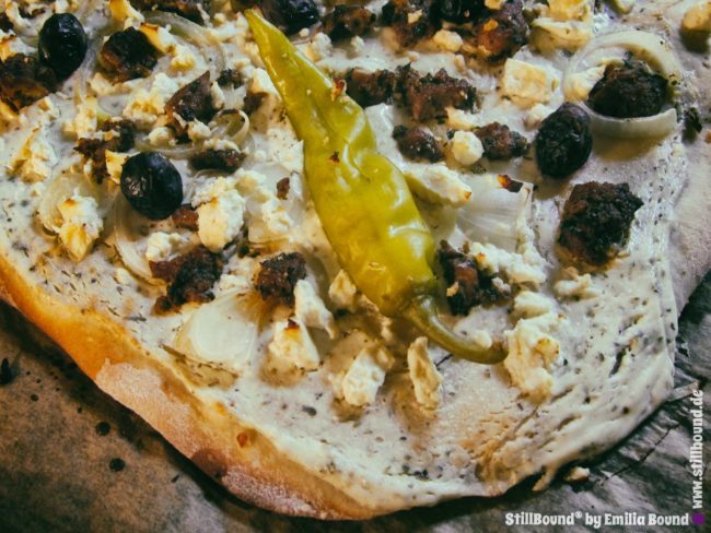 Foto Backblech mit griechischer Pizza frisch gebacken
