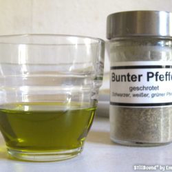 Glas Olivenöl und Gewürzglas mit gemischten Pfeffer